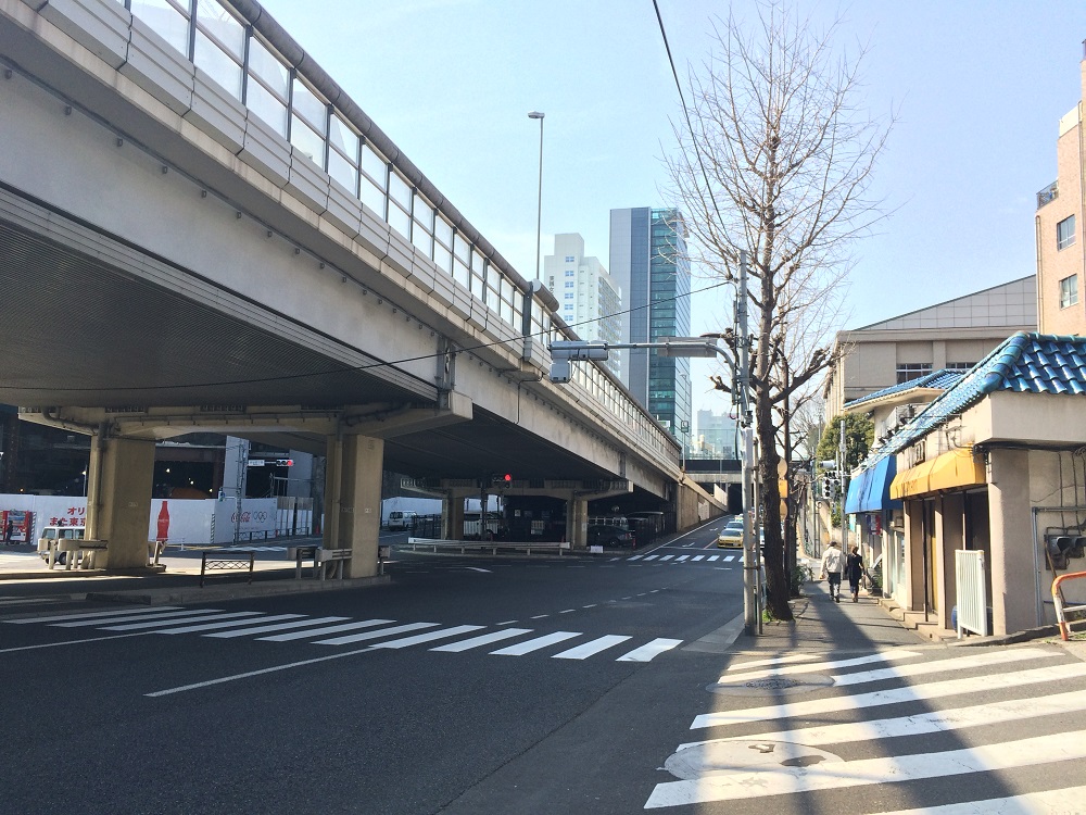 グランドメゾン表参道_六本木道りから渋谷方面を見る